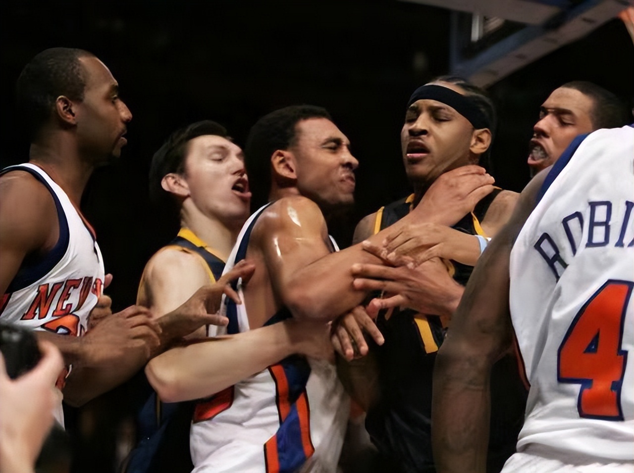 nba比赛打架_NBA季后赛打架事件责任_NBA球员打架处罚案例