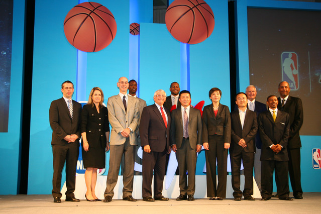 曹国伟心情大好于上海签约NBA新浪与NBA的再度携手