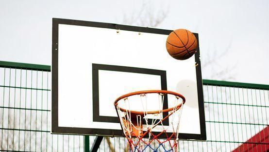 nba上篮教程_篮球上篮技巧_上篮训练方法