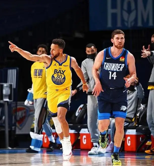 库里单节得分历史第一_nba单节最高得分_库里单节得分爆表比赛回顾