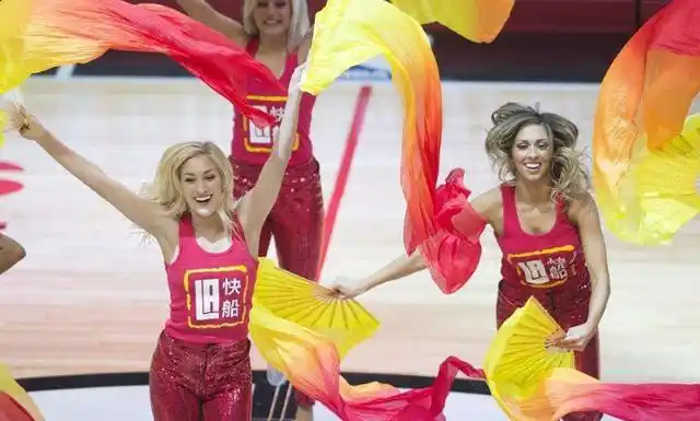 NBA啦啦队表演_雄鹿啦啦队发展_nba拉拉队表演