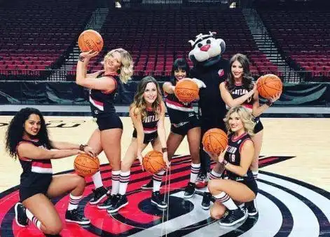 雄鹿啦啦队发展_NBA啦啦队表演_nba拉拉队表演
