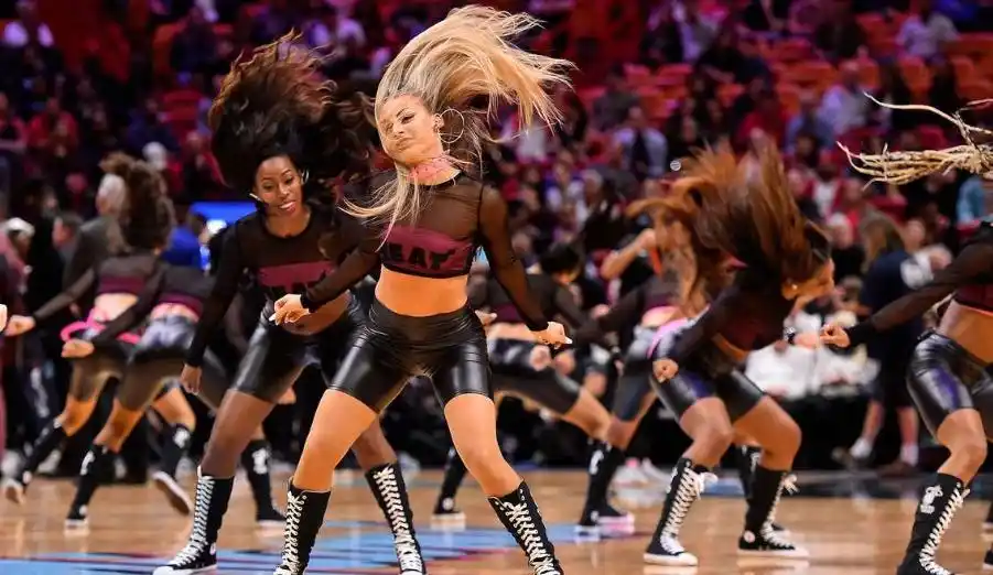 湖人队啦啦队队员与球星关系_NBA啦啦队队员地位_nba拉拉队表演