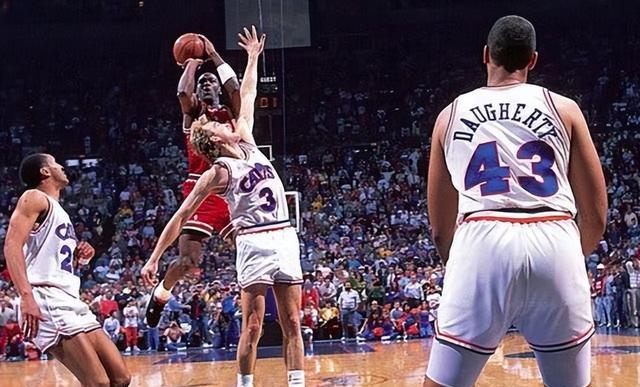 NBA季后赛单场得分历史前十_乔丹季后赛单场得分记录_nba季后赛单场三分记录