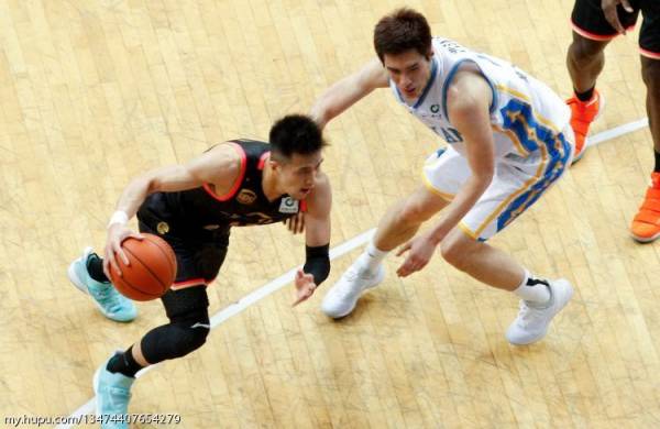 NBA地板材质_CBA地板与NBA地板对比_nba的地板多少钱