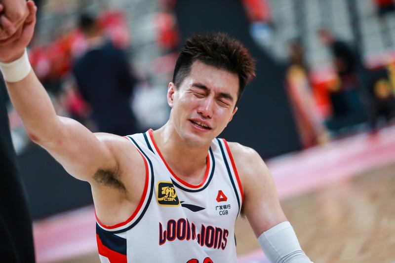 终场哨响郭艾伦掩面啜泣复出第三战砍25分太不容易了