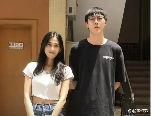中国男篮球员豪车_cba球员豪车_郭艾伦法拉利跑车