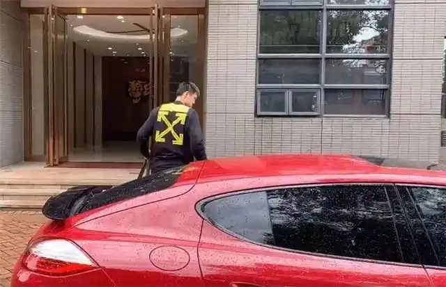 CBA球星座驾揭秘豪车云集王治郅为何偶尔骑自行车