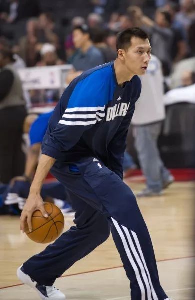 nba胯下运球_胯下运球技巧_篮球运球训练方法