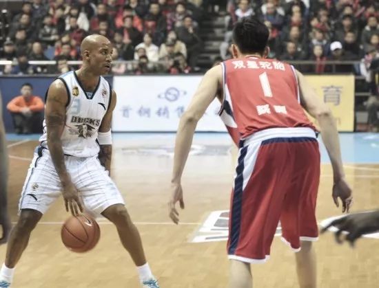 胯下运球技巧_篮球运球训练方法_nba胯下运球