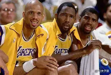 nba三巨头是谁_NBA历史最伟大三巨头_迈克尔·乔丹三连冠