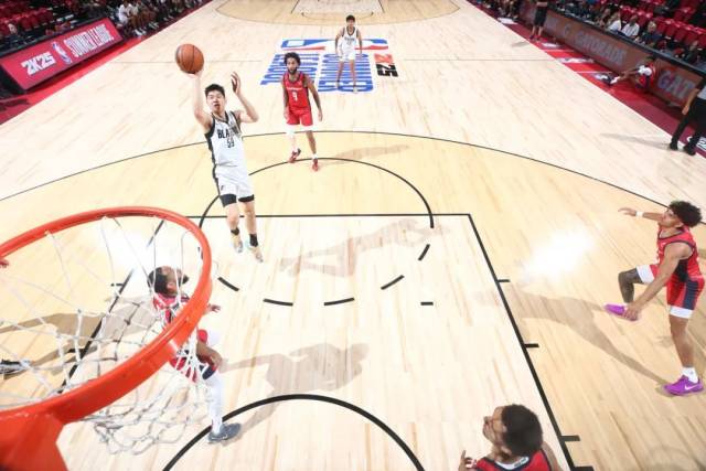 2024年7月16日，美国拉斯维加斯，2024NBA夏季联赛，华盛顿奇才80比82波特兰开拓者，波特兰开拓者球员崔永熙在比赛中投篮 图/视觉中国
