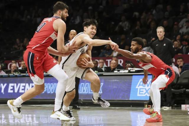2024年10月15日，美国布鲁克林，NBA季前赛布鲁克林篮网131比92华盛顿奇才，篮网队球员崔永熙（中）带球突破 图/视觉中国