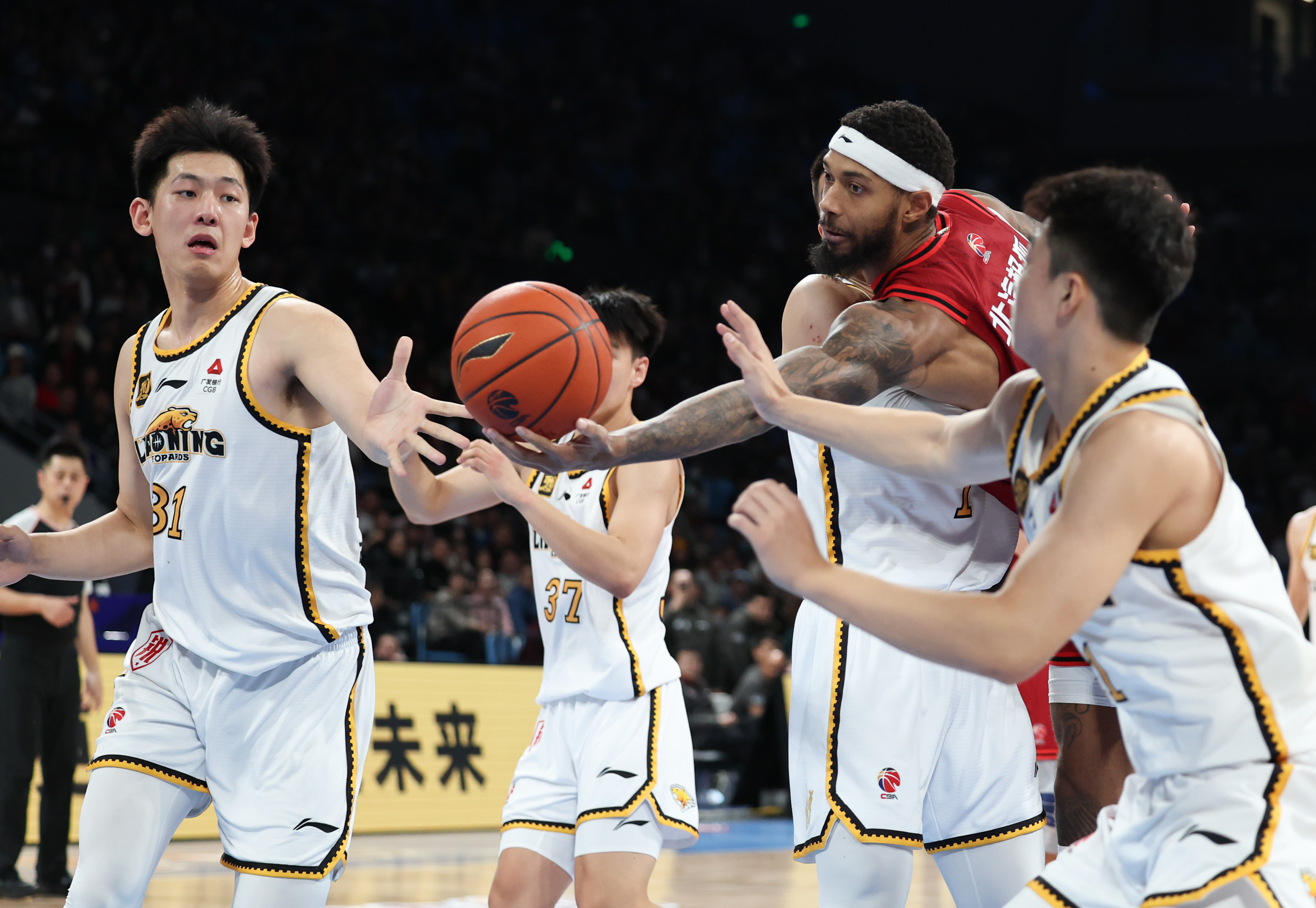 北京对辽宁cba_北京北汽队战胜辽宁本钢队 CBA常规赛第25轮 比赛精彩瞬间