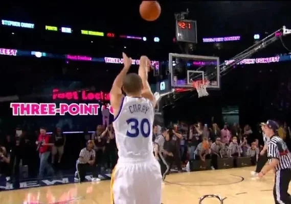库里式神迹再现NBA超远三分引爆全场观众疯狂尖叫