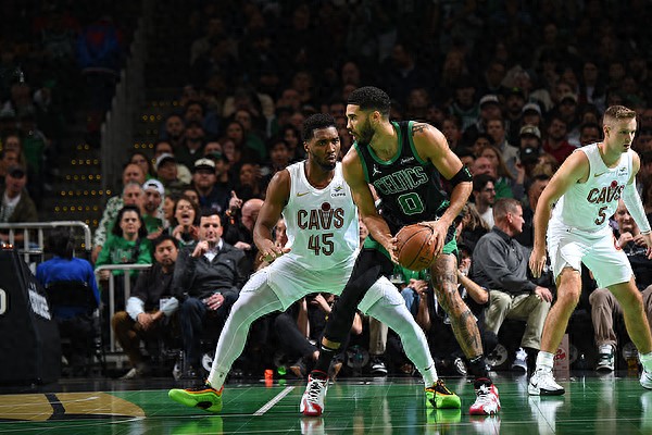 NBA凯尔特人对阵骑士比赛分析_nba凯尔特人对骑士_凯尔特人外线手感出色击败骑士