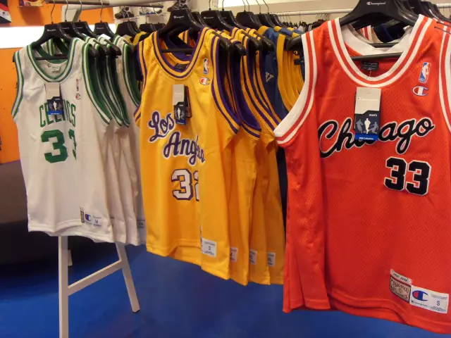 NBA球衣广告商机几何从版本演变看广告赞助发展