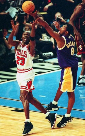 科比湖人续约合同_科比两年4850万美元合同_科比nba合同