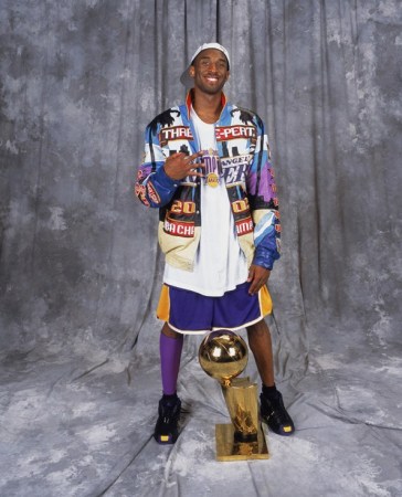 科比湖人续约合同_科比两年4850万美元合同_科比nba合同