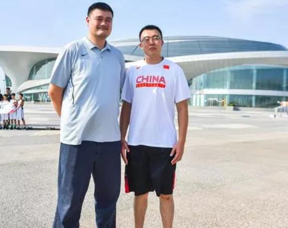 姚明身高究竟多少2米26还是2米29这4张照片或许能证明
