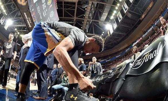 NBA球员多久换一次球鞋_乔丹为什么每场换鞋_nba球员穿的球鞋