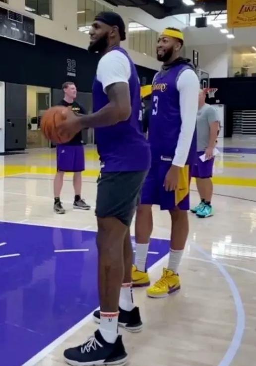 nba带发带_发带 NBA 不适合 姚明 戴维斯 詹姆斯 麦基 杜兰特 诺维茨基 基德