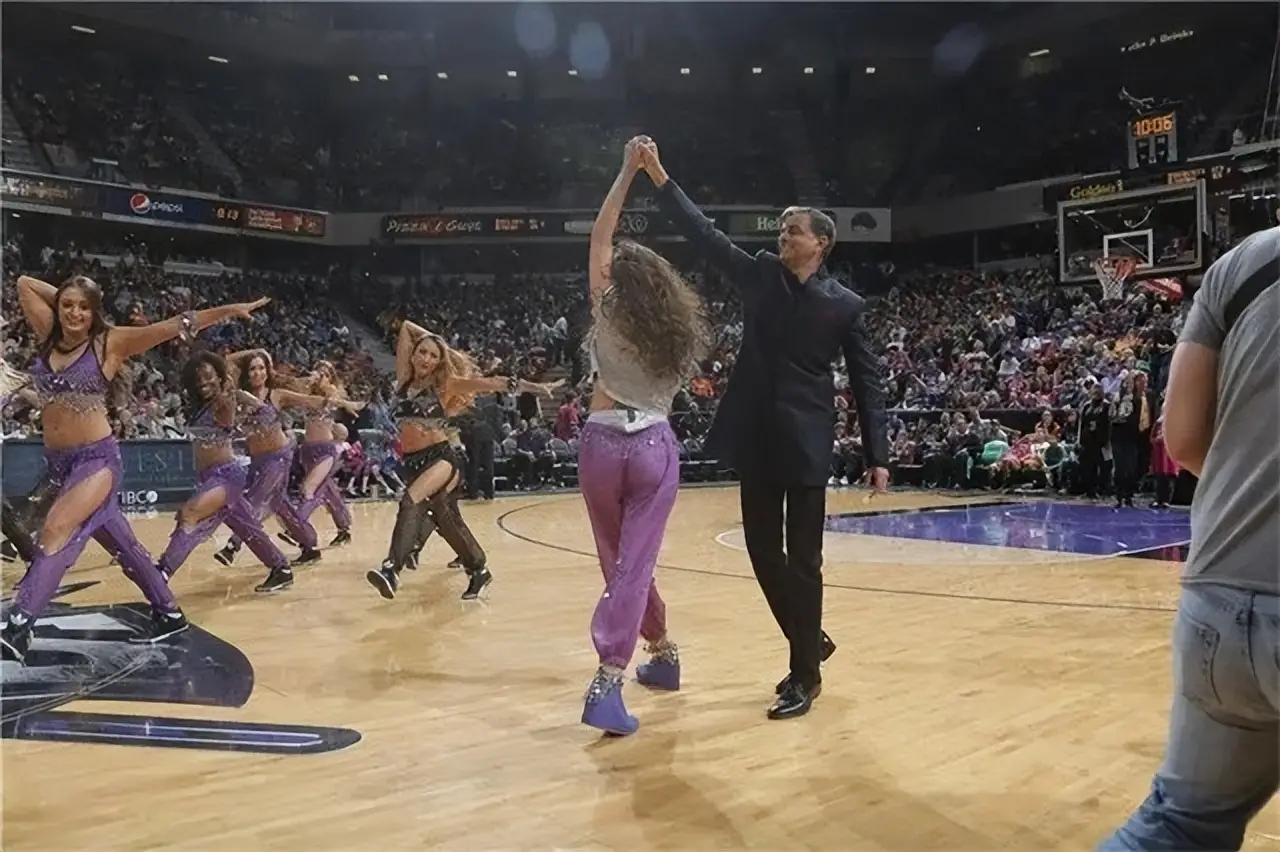 :NBA球队老板女儿_nba国王队老板的女儿_阿佳丽拉纳戴夫