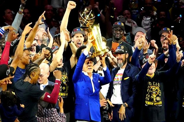 nba市值排行_勇士队市值增长分析_NBA市值排名前三队
