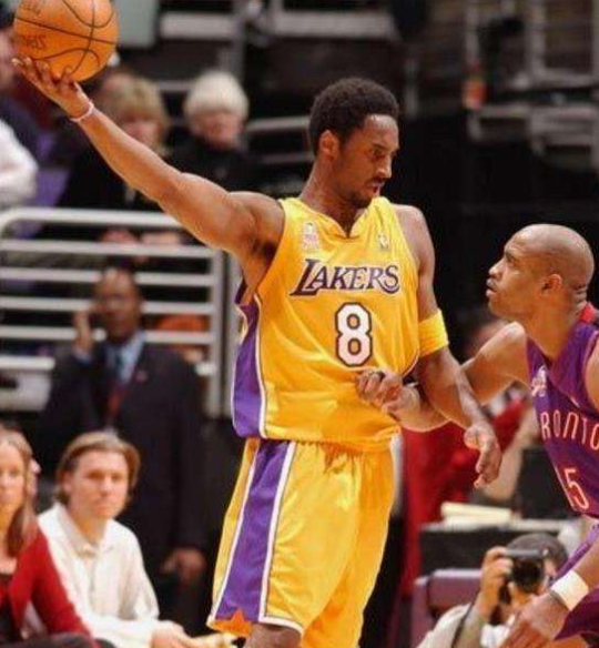 小球时代球星单手抓球风采_NBA球星单手抓球_nba球员抓球