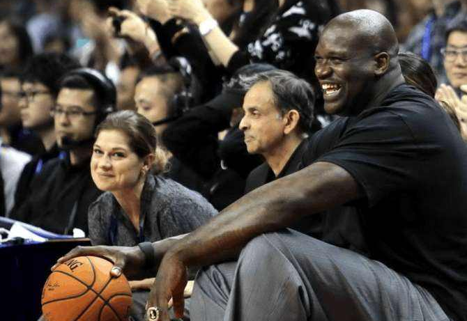 nba球员抓球_NBA球星单手抓球_小球时代球星单手抓球风采