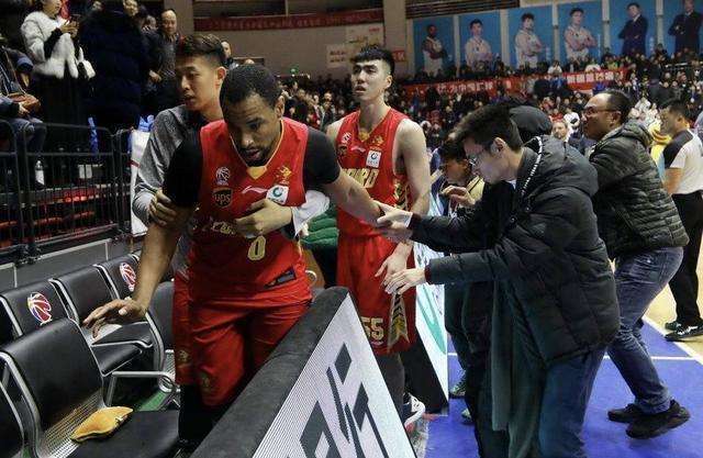 16年总决赛群殴事件_cba打架事件_CBA历史最严重斗殴事件
