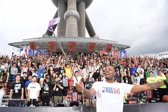 NBA中国赛渐入高潮皮尔斯互动引关注CBA能否借鉴其经营思路