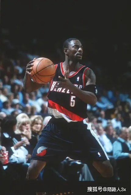 今年NBA多位球星退役德里克・罗斯告别辉煌又坎坷的篮球生涯