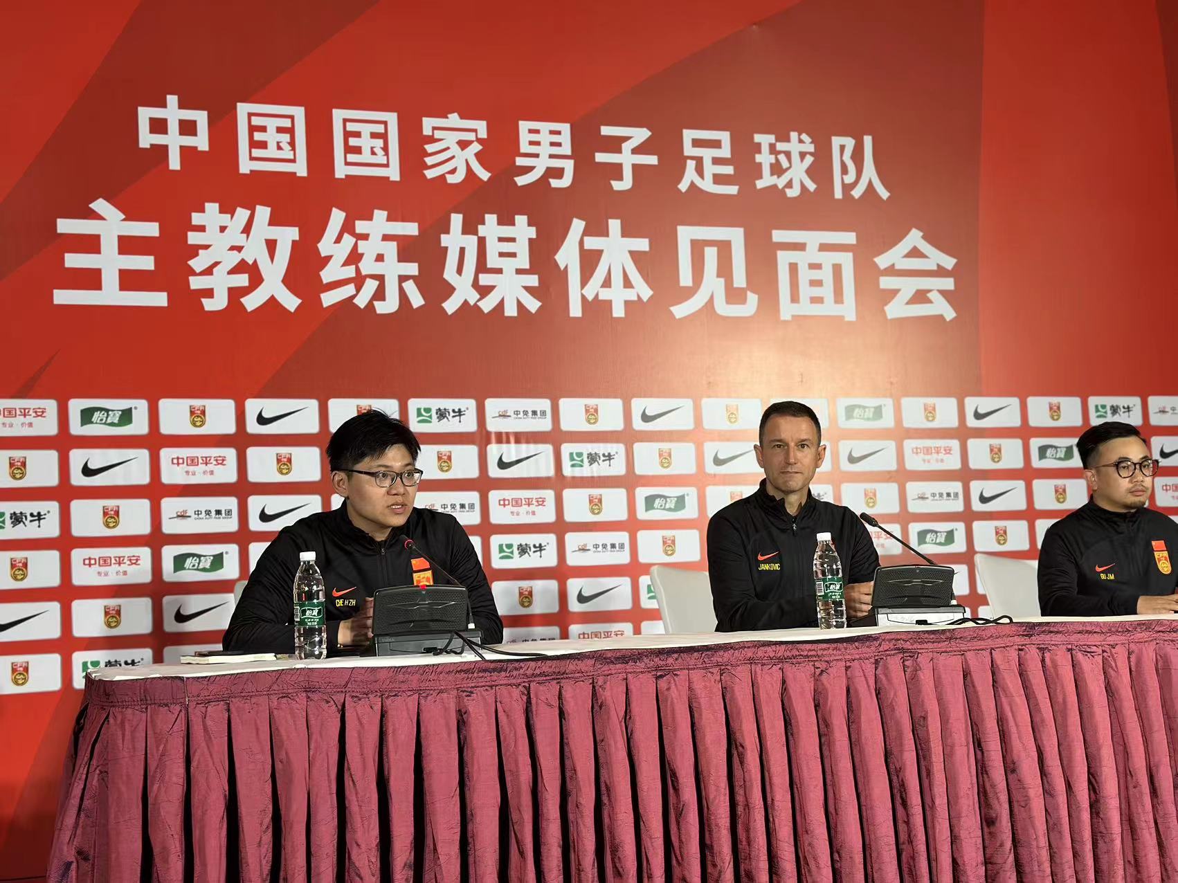 3月1日国足新帅扬科维奇发布会全力冲击2026年世界杯