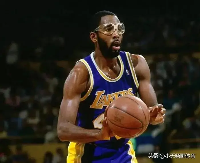 小前锋传奇球星介绍_:NBA历史前十小前锋排名_nba小前锋排名