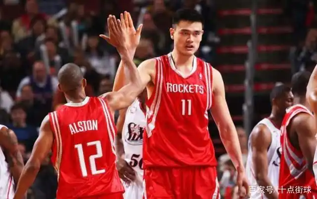 姚明9年NBA生涯成超级球星薪资情况如何身前8人又是谁