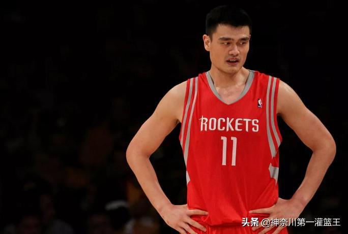 姚明 2002 年被火箭选中生涯九年年薪几何最高年薪多少