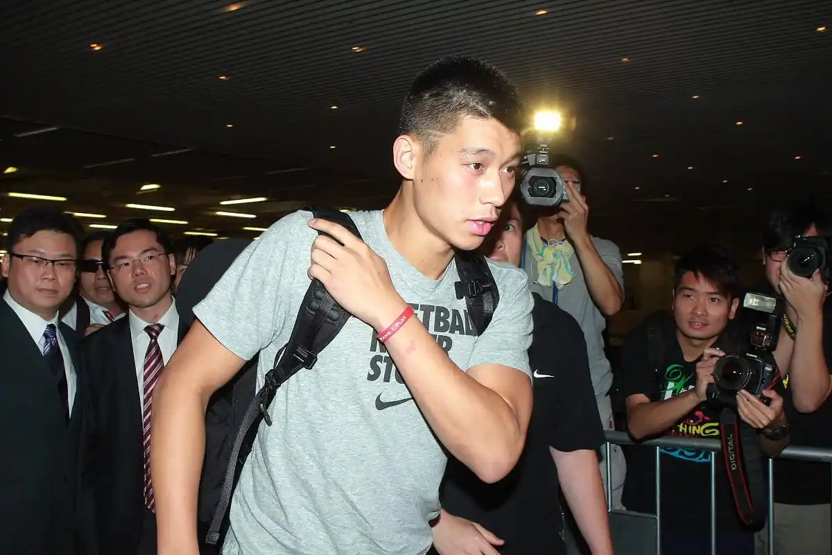 林书豪含泪退役从底薪球员到亿万富豪的9年NBA薪资全记录