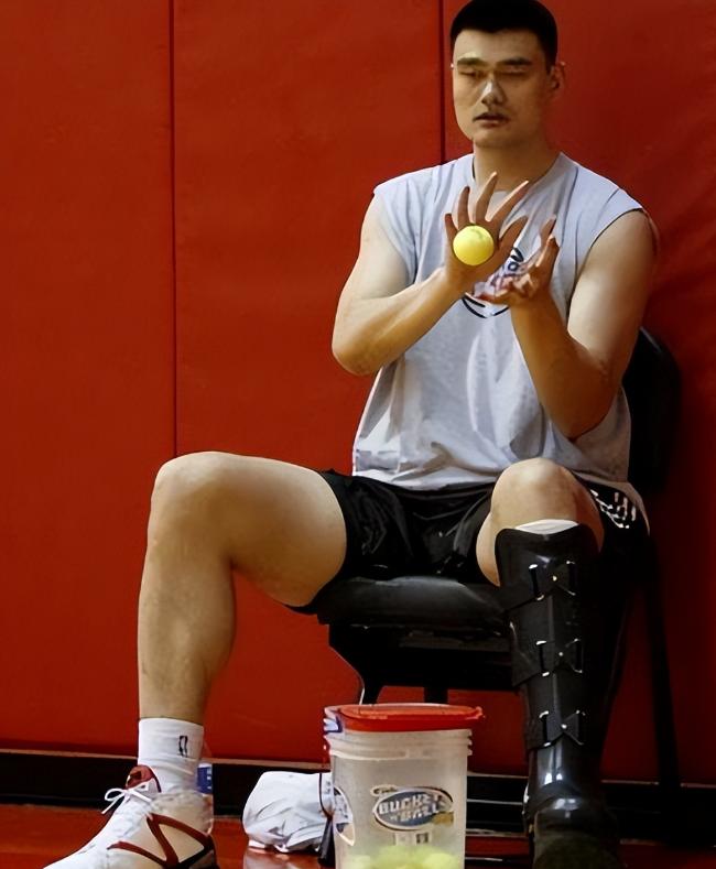 姚明在nba合同_姚明高薪与健康代价_姚明NBA生涯工资透支身体