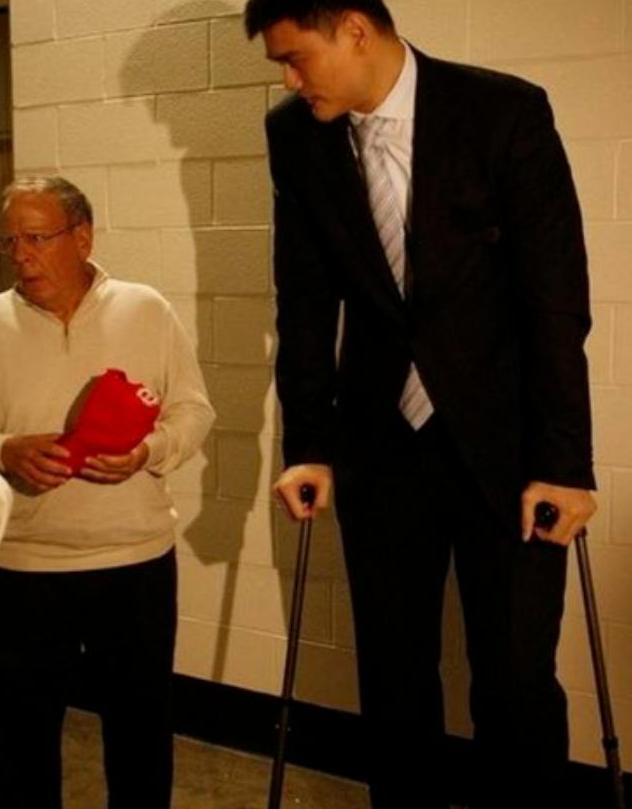 姚明高薪与健康代价_姚明NBA生涯工资透支身体_姚明在nba合同