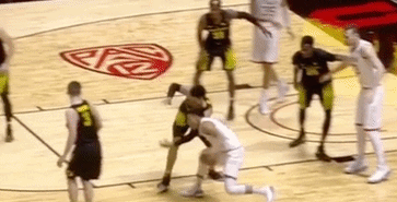 nba假摔搞笑视频_夸张假摔裁判吹罚_假摔篮球球员演技