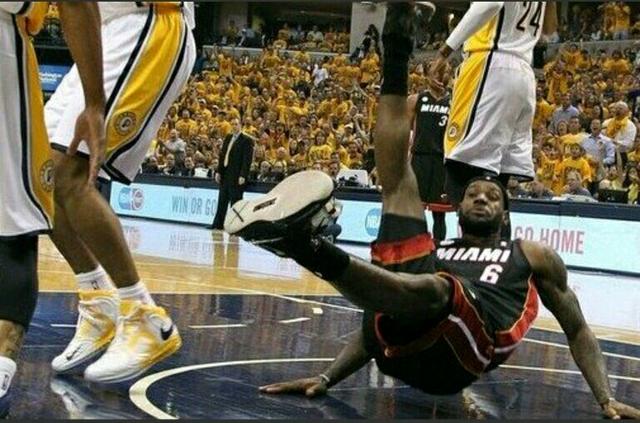 假摔帝排行榜_nba假摔搞笑视频_:NBA假摔球员