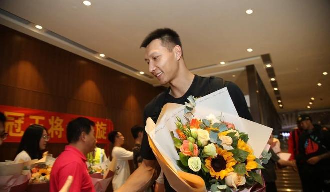 CBA总决赛广东夺冠后回东莞庆功豪华待遇尽显冠军风范
