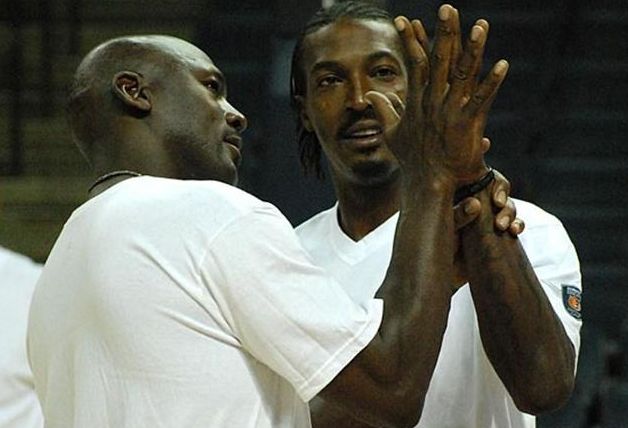 乔丹手掌有多大_nba球员的手掌大小_NBA球星大手尺寸