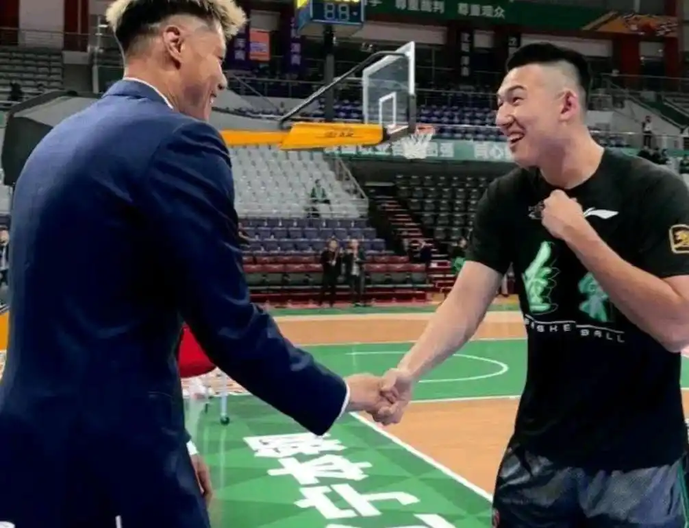 从NBA希望到CBA边缘的贺天举_贺天举篮球生涯转型游戏主播解说员_贺天举nba视频