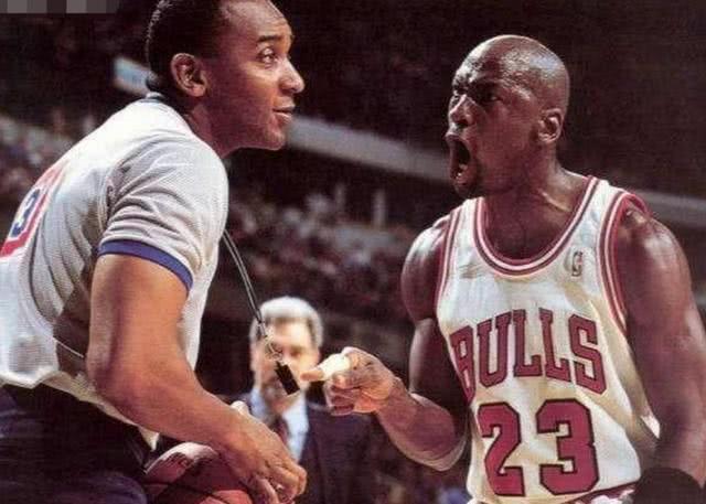 盘点NBA怒怼裁判的球星乔丹脾气大姚明形象好也不任人欺