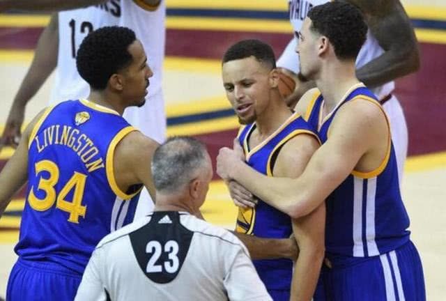 乔丹怒怼裁判事件_NBA球员怒怼裁判球星_nba观众骂裁判