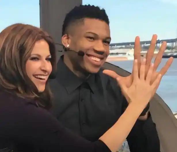 NBA历史上最大手掌球员_字母哥巨大手掌优势_nba字母哥手掌