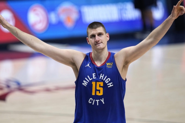 探索NBA十大现役最强中锋约基奇等的才华、成就与贡献