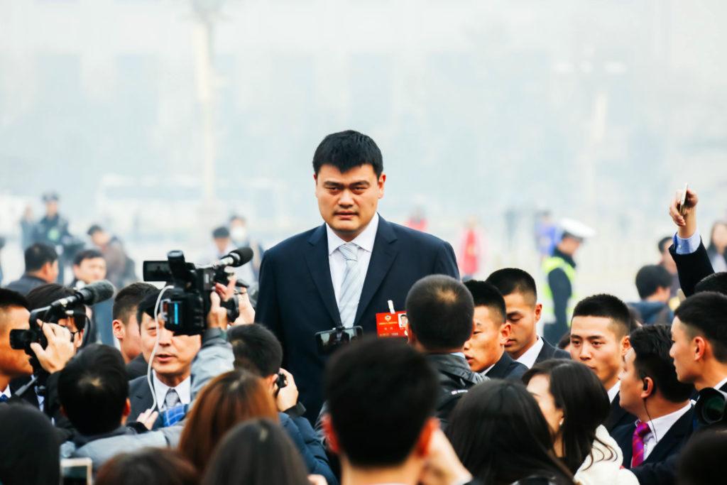 2016年姚明参会政协2002年燕京啤酒结缘NBA背后故事